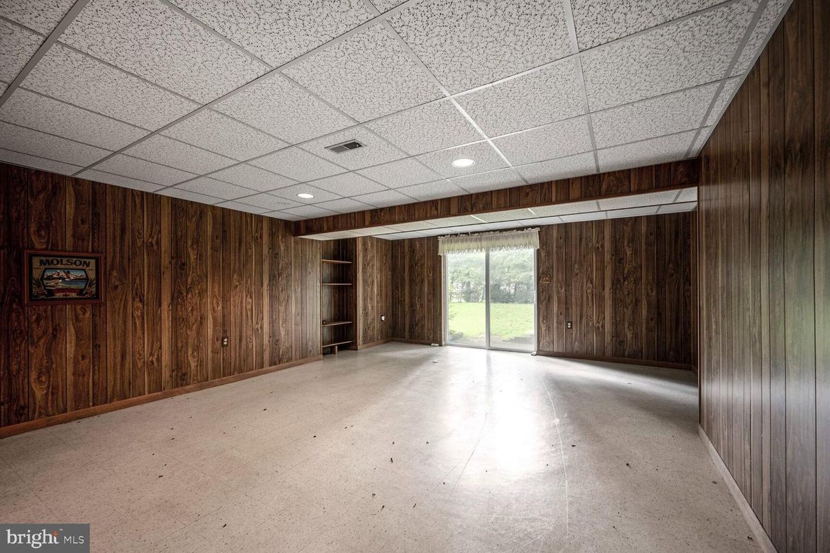 Empty room, Interior, Recessed Lighting, Wooden Walls