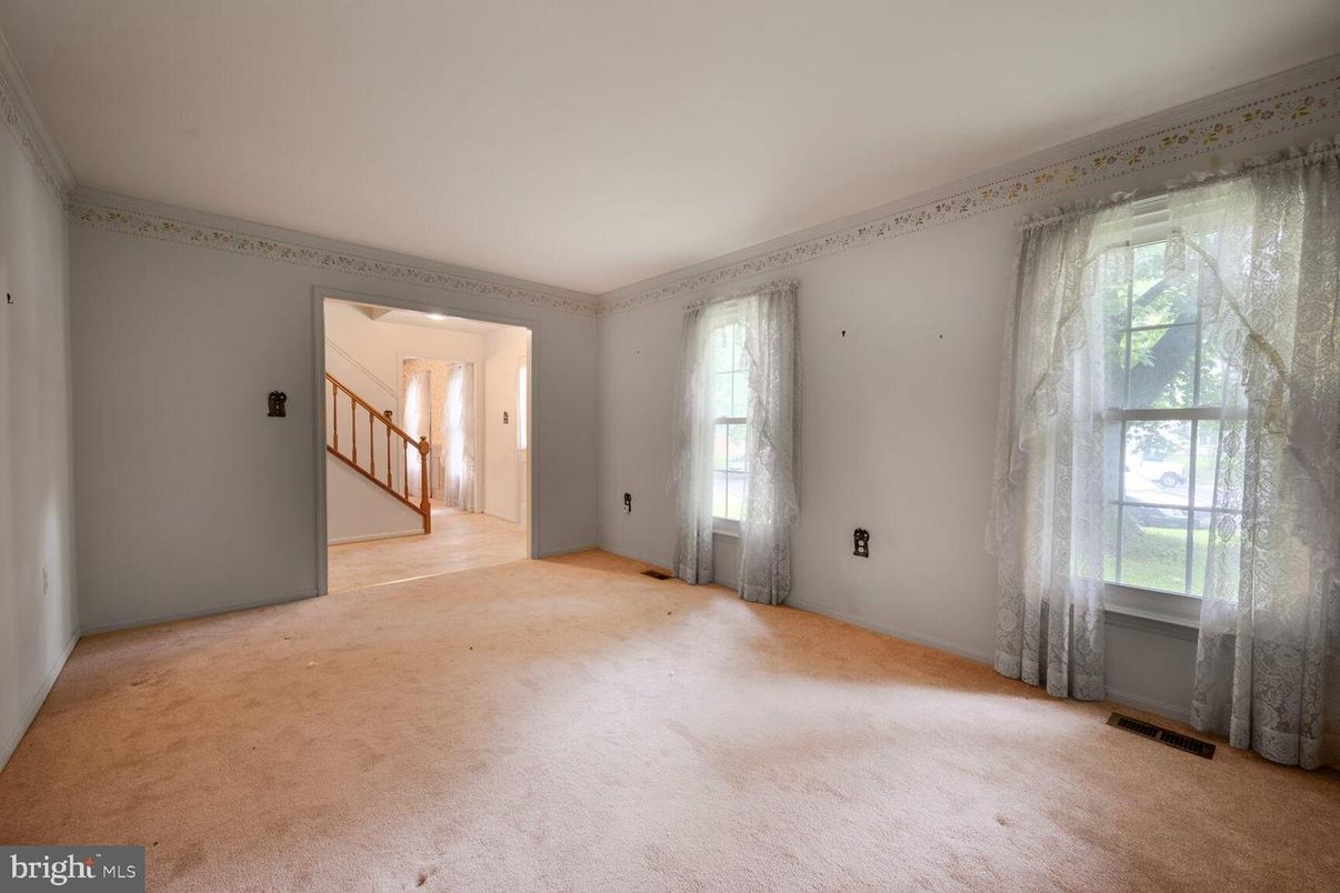 Empty room, Interior