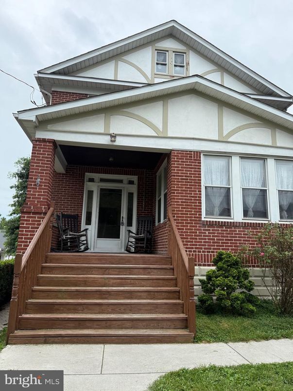 Exterior, Facade, Brick Facade, American Foursquare