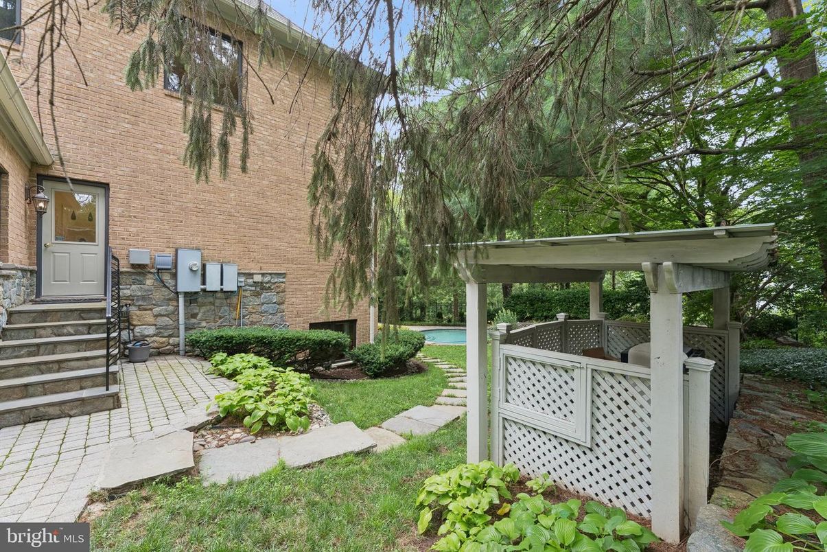 Exterior, Fireplace, Pool