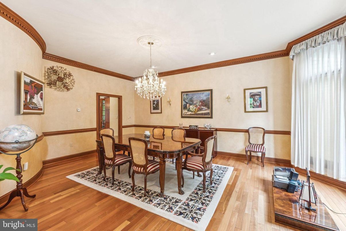 Chandelier, Dining room, Interior, Recessed Lighting, Wood Texture Flooring