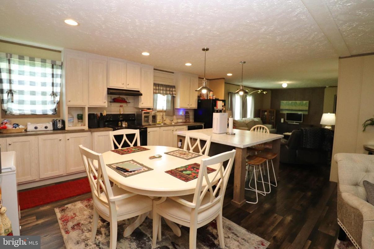 Dining room, Interior, Kitchen, Pendant Lights, Recessed Lighting, Wood Texture Flooring