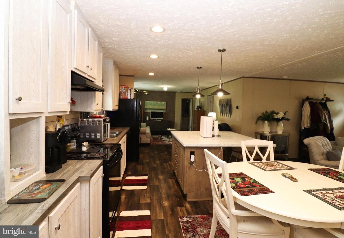 Dining room, Interior, Kitchen, Pendant Lights, Recessed Lighting, Wood Texture Flooring