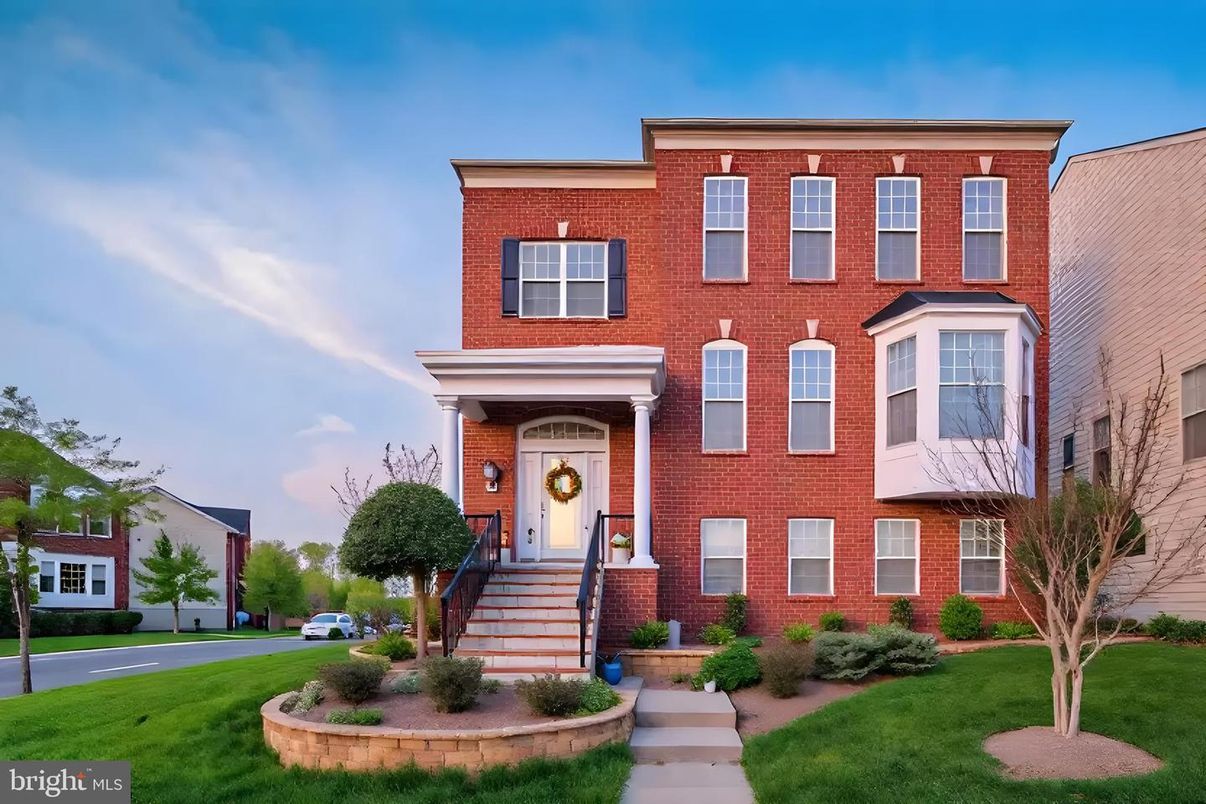 Exterior, Facade, Brick Facade, Georgian