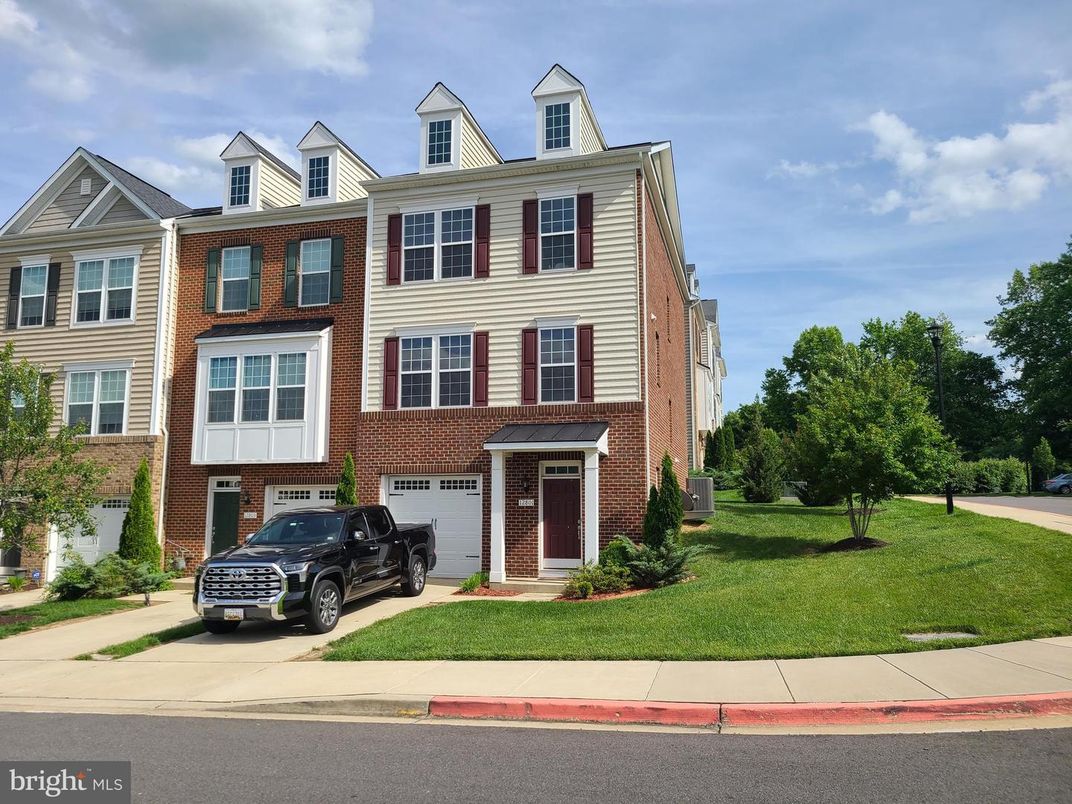Attached, Exterior, Facade, Brick Facade, Georgian