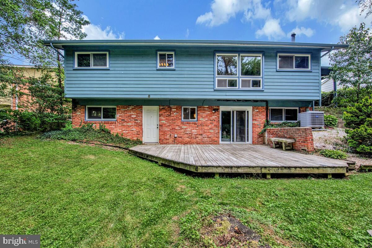 Exterior, Facade, Brick Facade, Raised Ranch