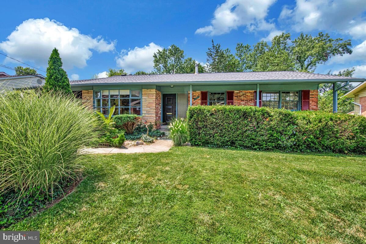 Exterior, Facade, Brick Facade, Ranch