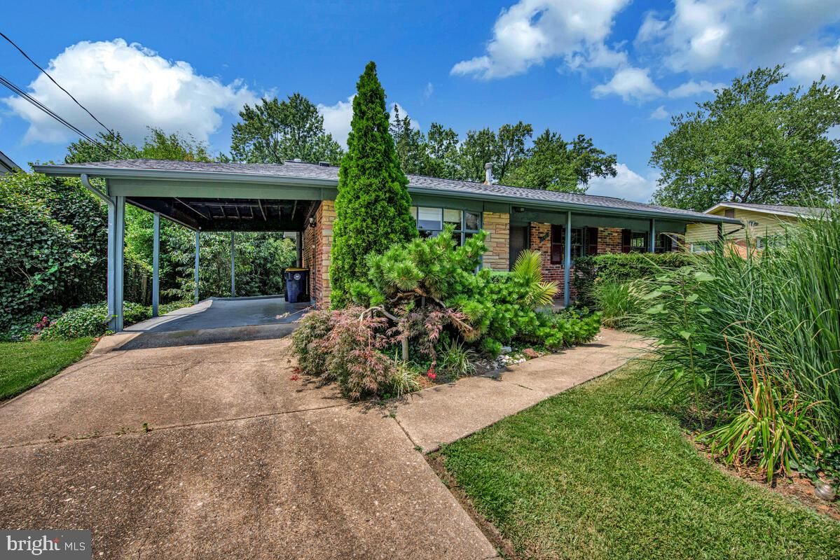 Exterior, Facade, Brick Facade, Ranch