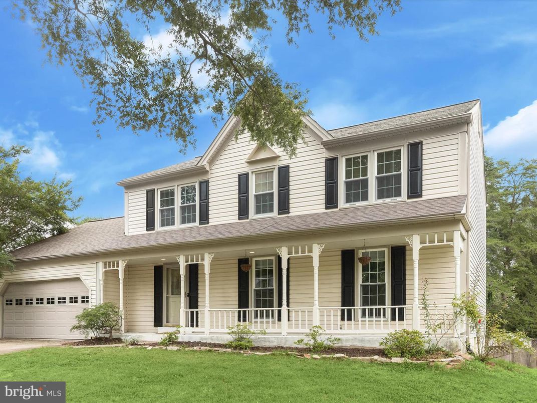 Attached, Exterior, Facade, Farmhouse