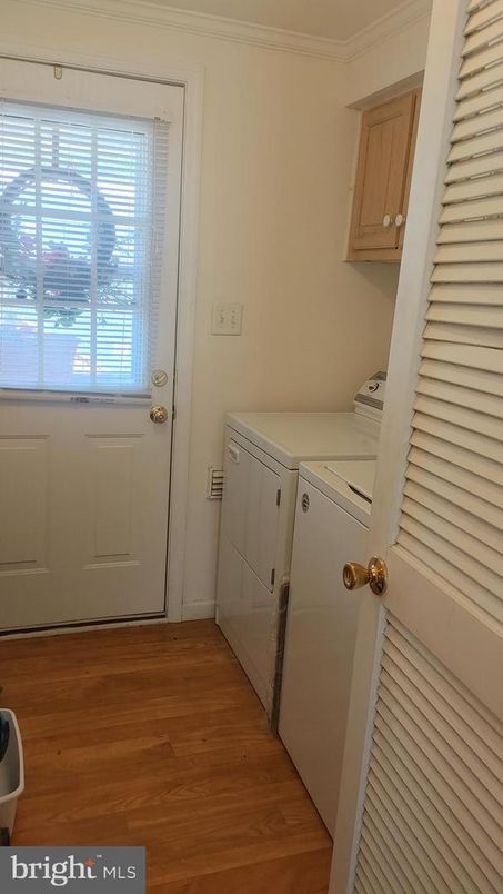Interior, Washer, Wood Texture Flooring