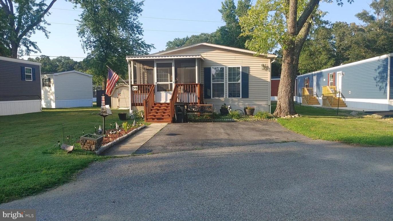 Backyard, Exterior, Facade, Raised Ranch