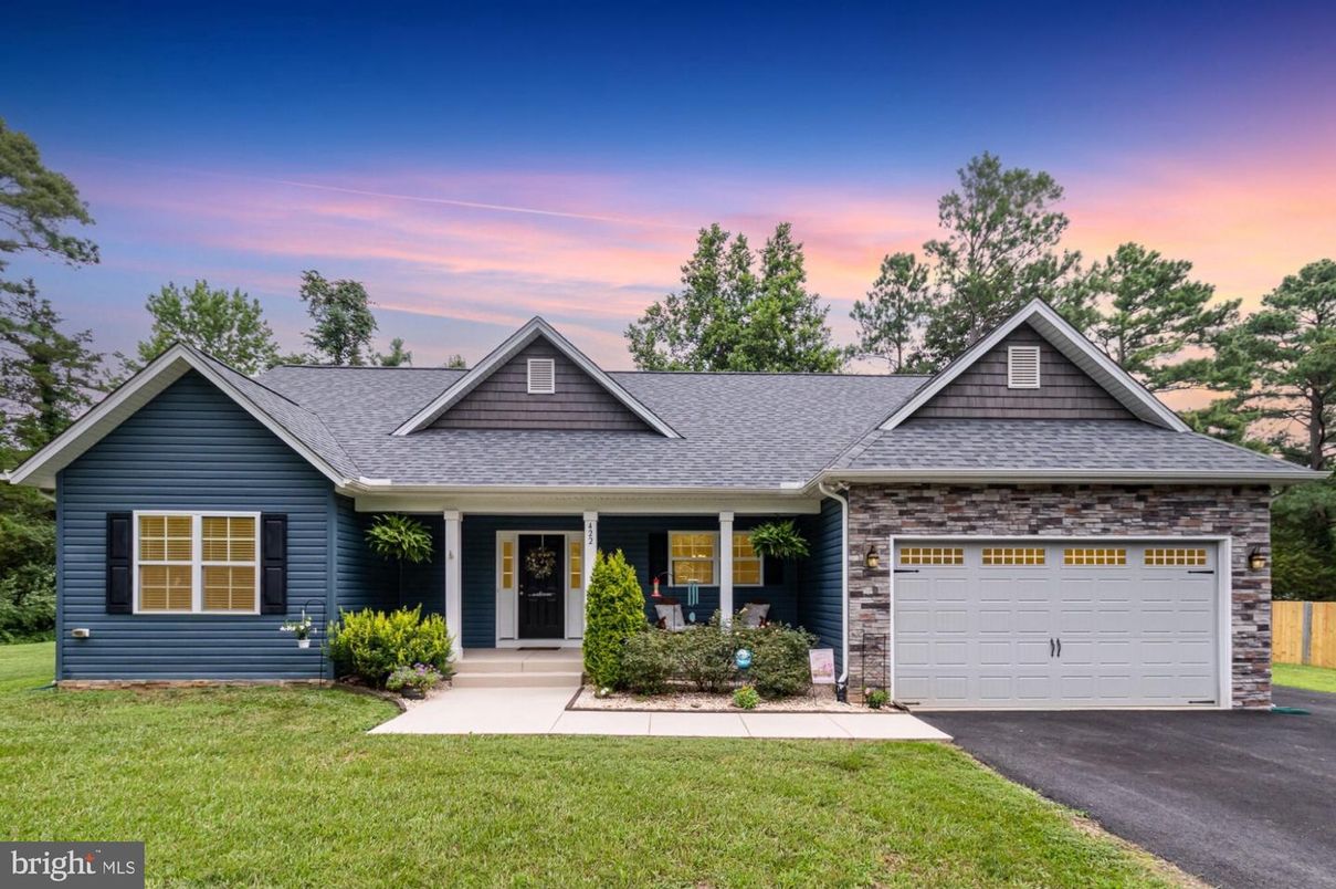 Attached, Exterior, Facade, Ranch