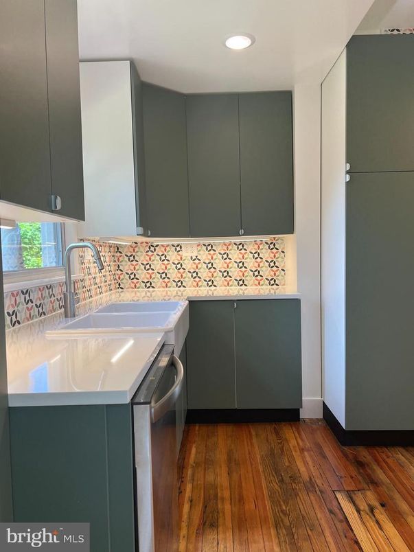 Interior, Recessed Lighting, Washer, Wood Texture Flooring