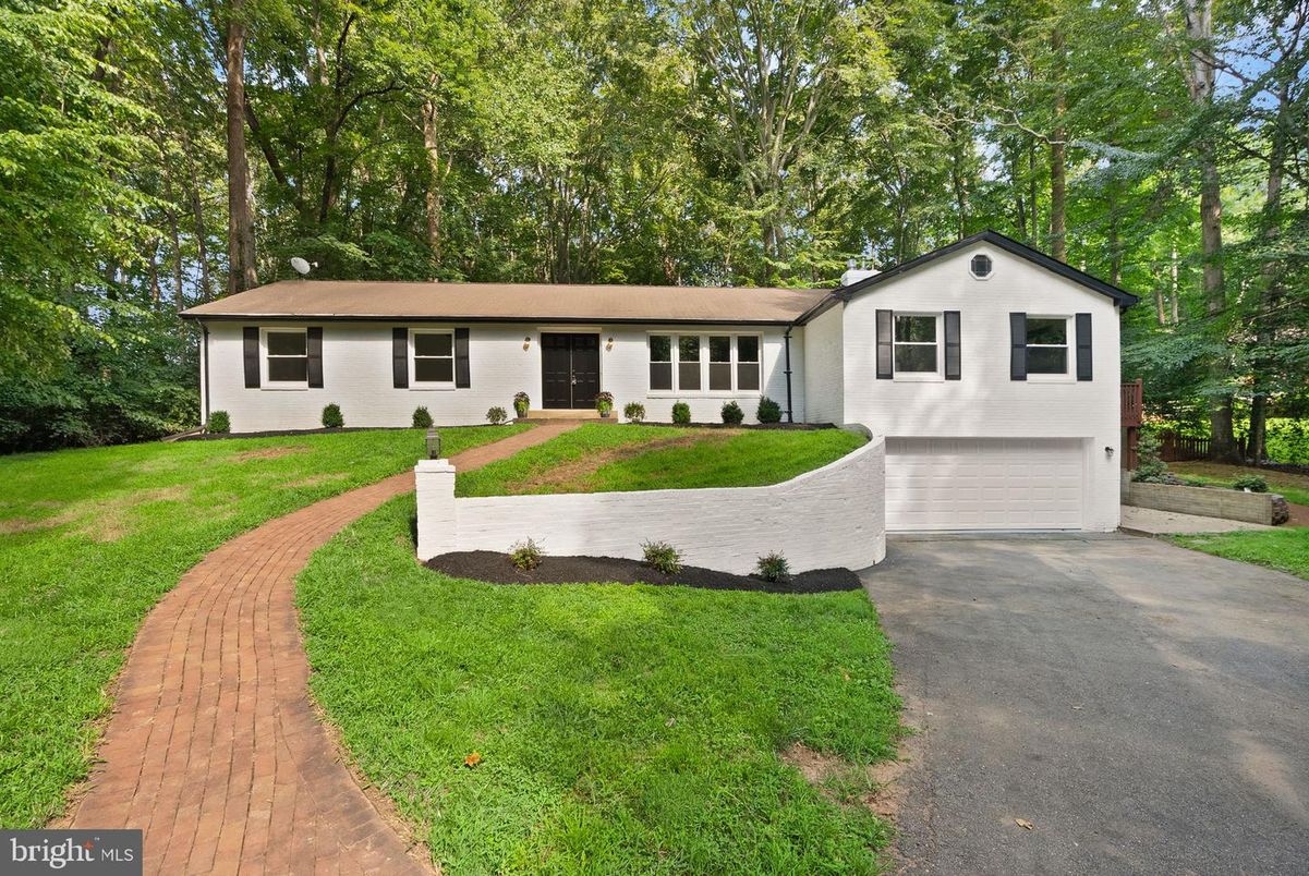 Attached, Exterior, Facade, Split Level