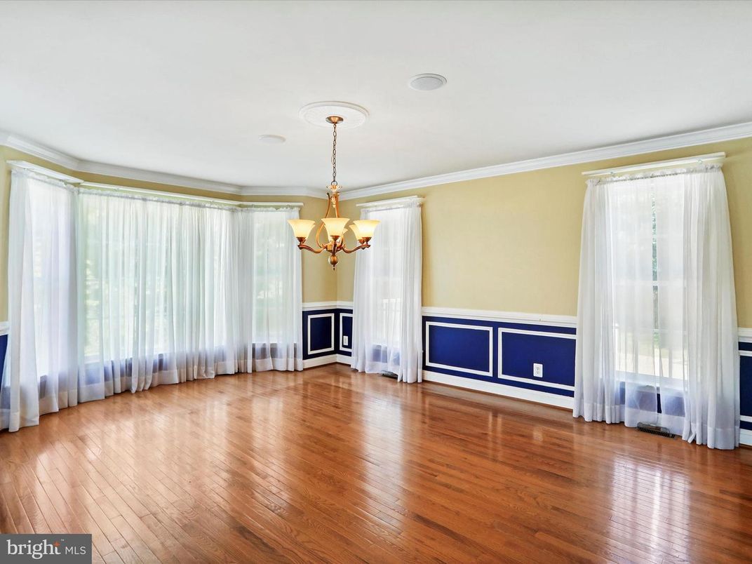 Chandelier, Empty room, Interior, Wood Texture Flooring