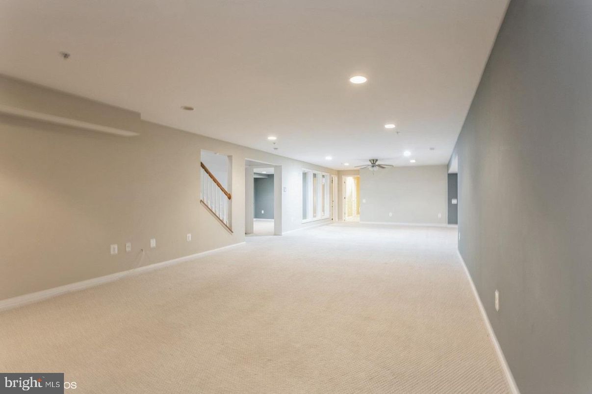 Empty room, Interior, Recessed Lighting