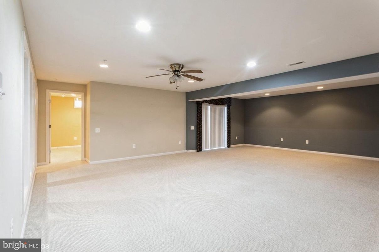 Empty room, Interior, Recessed Lighting
