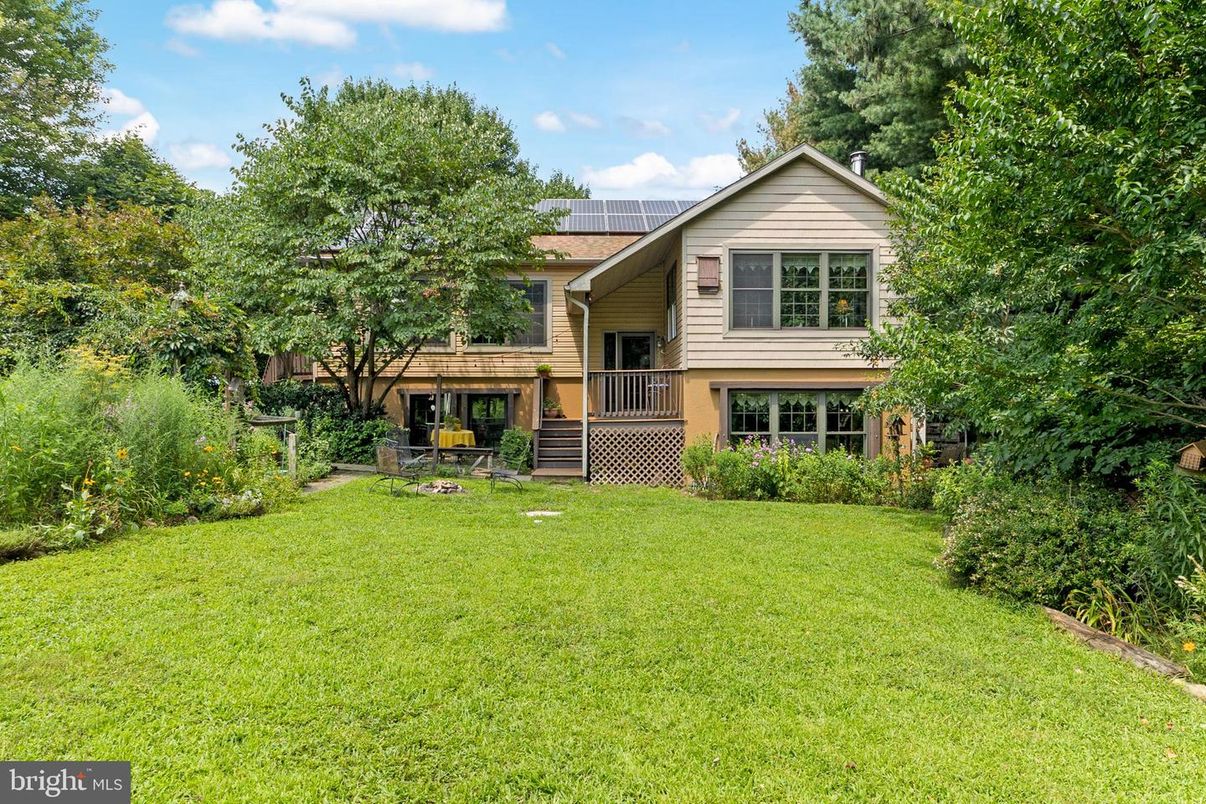 Backyard, Exterior, Facade, Solar Panels, Split Level