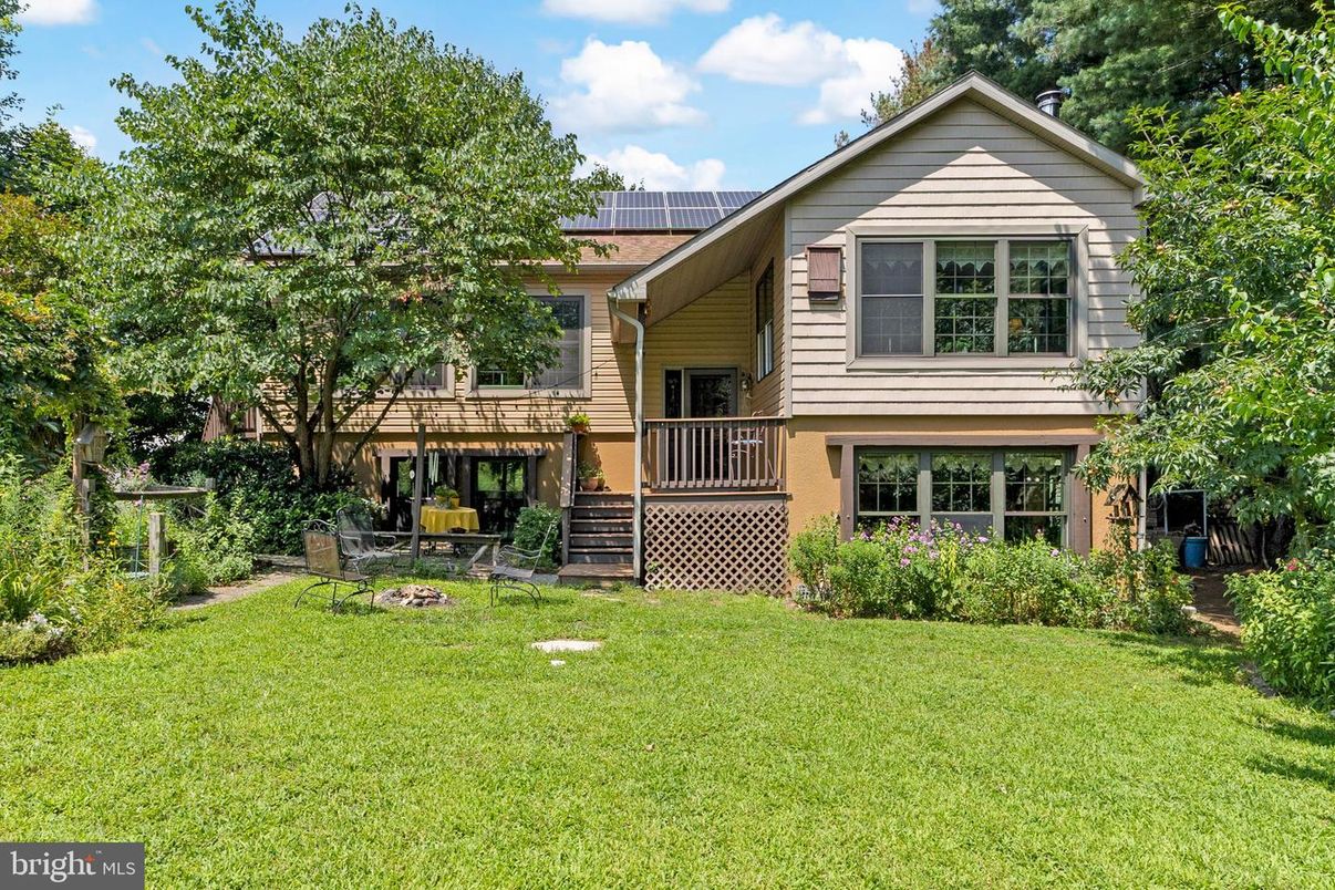 Backyard, Exterior, Facade, Solar Panels, Split Level