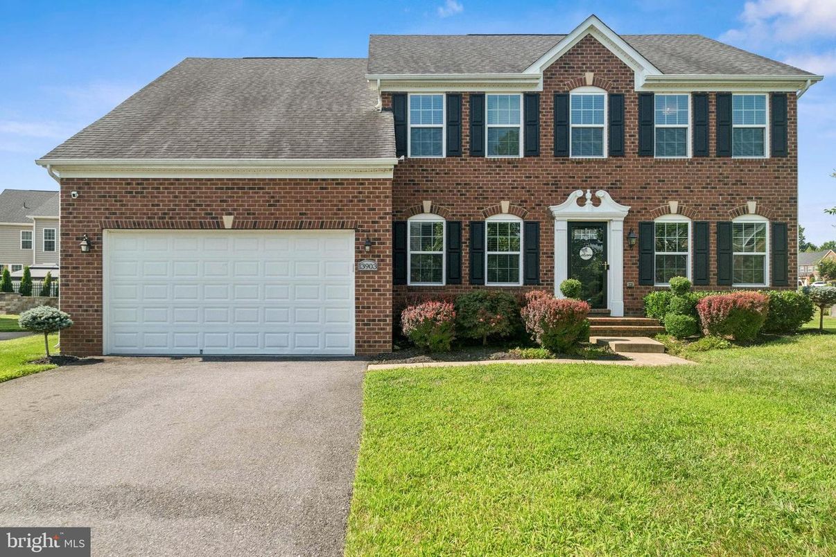 Attached, Exterior, Facade, Brick Facade, Georgian