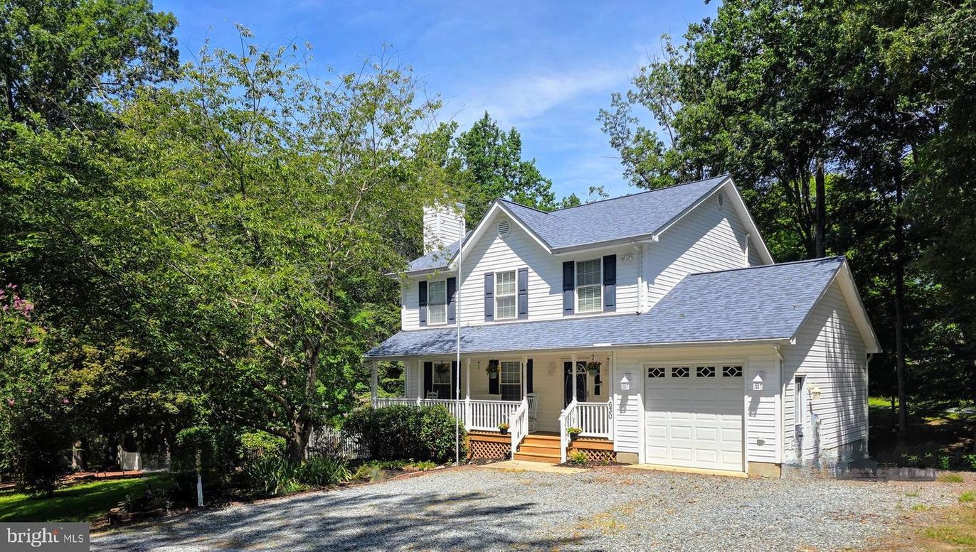 Attached, Exterior, Facade, Farmhouse