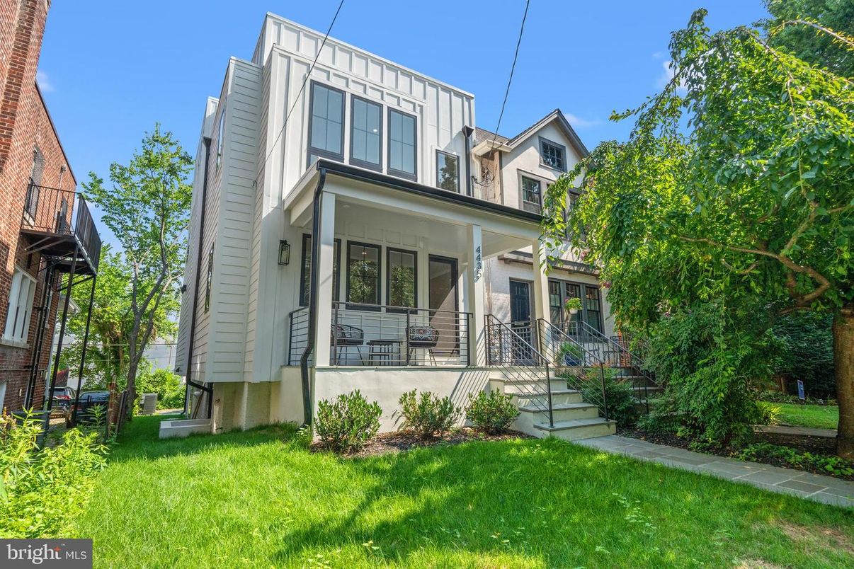 Exterior, Facade, Brick Facade, Queen Anne Victorian