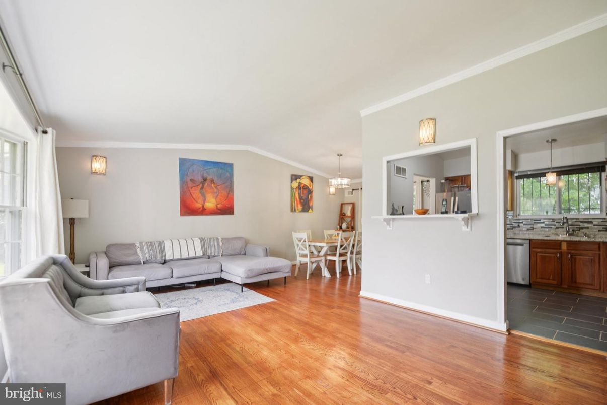 Chandelier, Dining room, Interior, Living room, Pendant Lights, Wood Texture Flooring