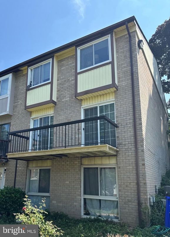 Exterior, Facade, Brick Facade, Rowhouse