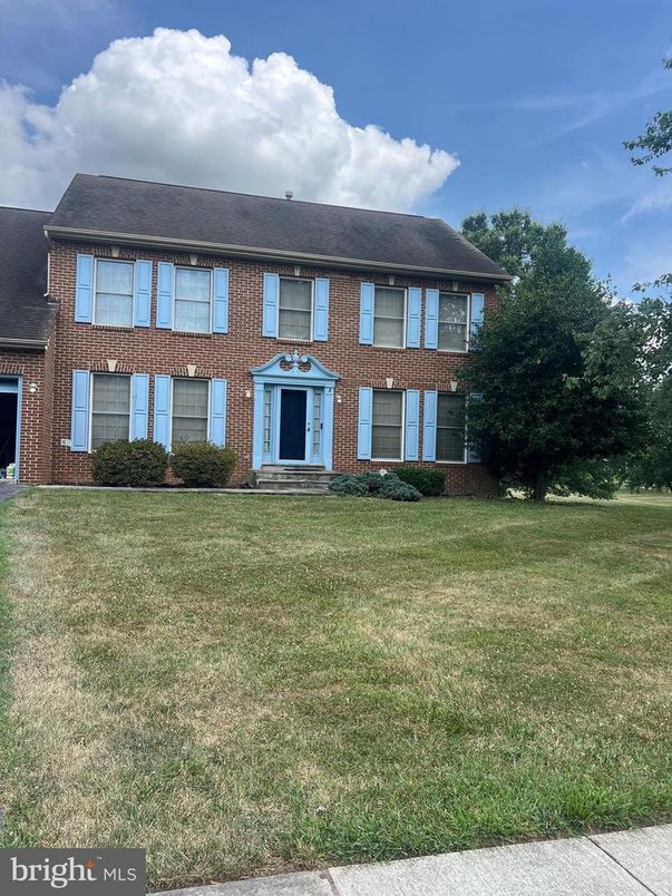 Attached, Exterior, Facade, Brick Facade, Georgian