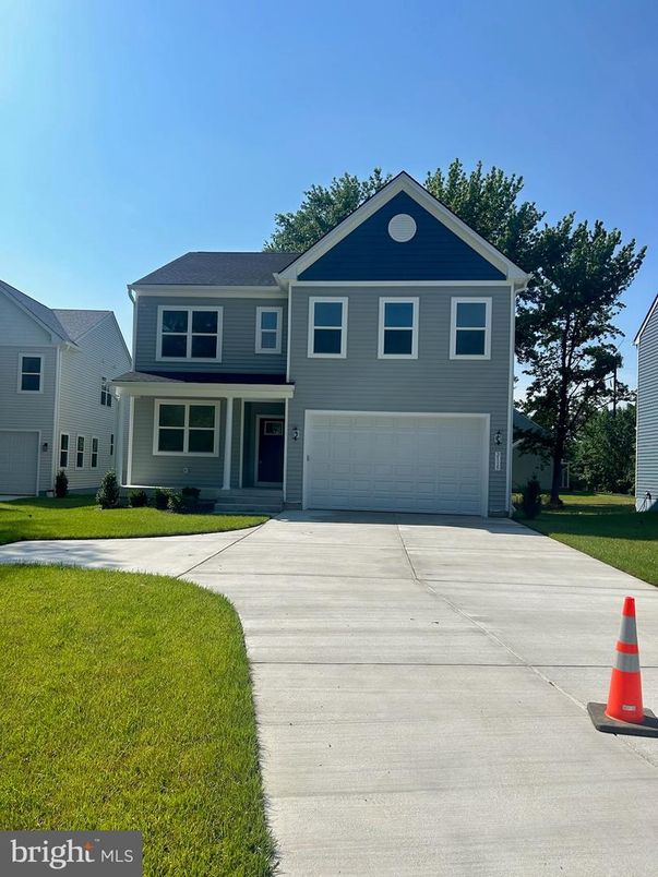 Attached, Exterior, Facade, American Craftsman