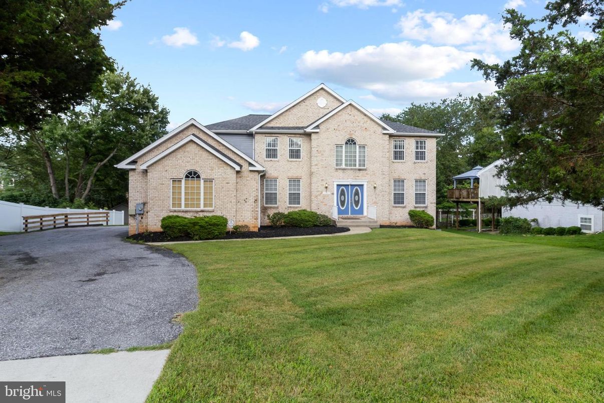 Backyard, Exterior, Facade, Brick Facade, Brick Traditional