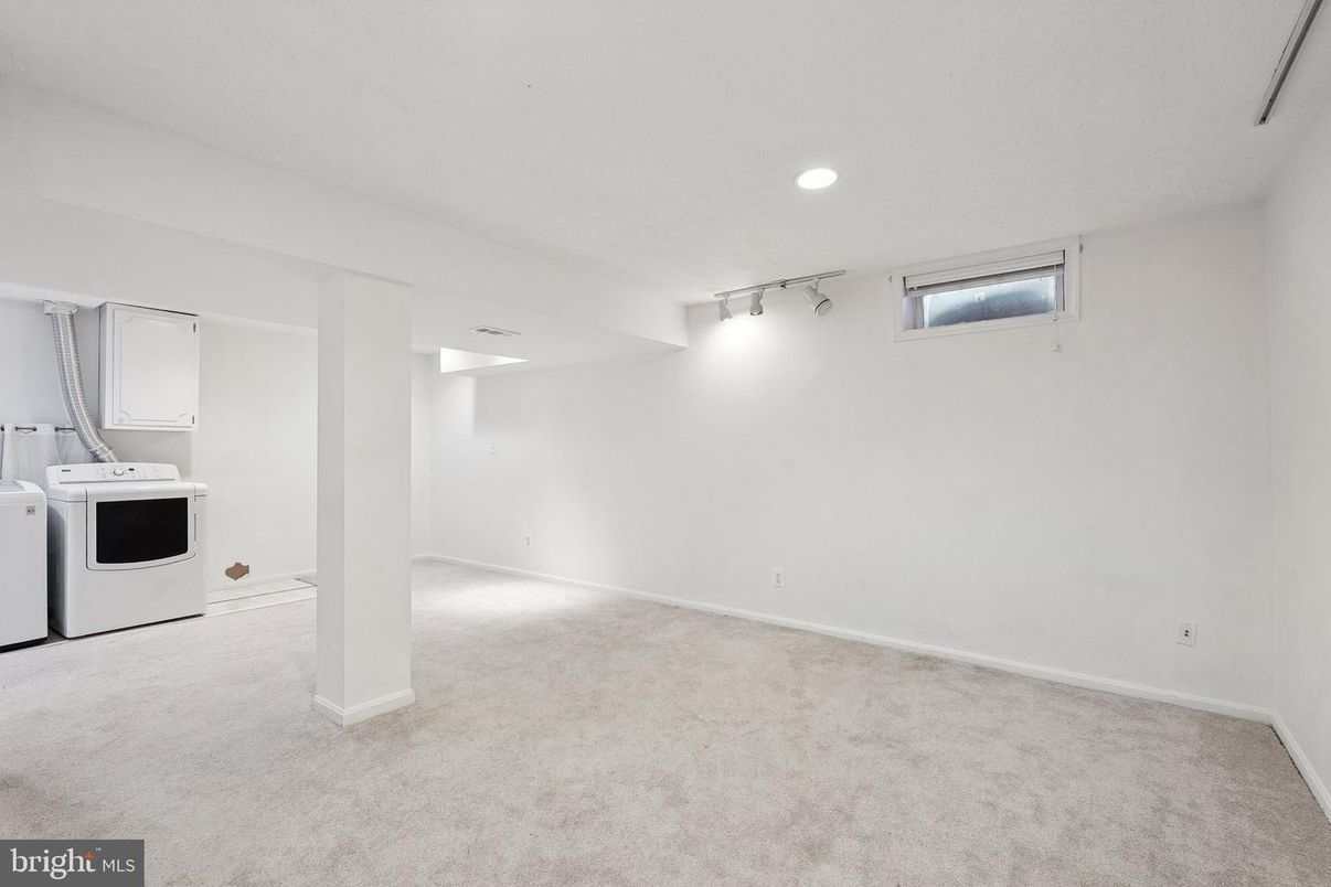 Empty room, Interior, Recessed Lighting, Washer