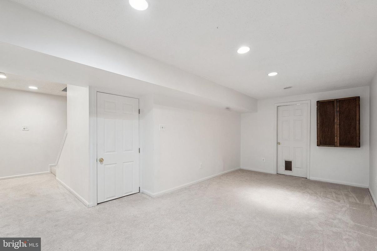 Empty room, Interior, Recessed Lighting