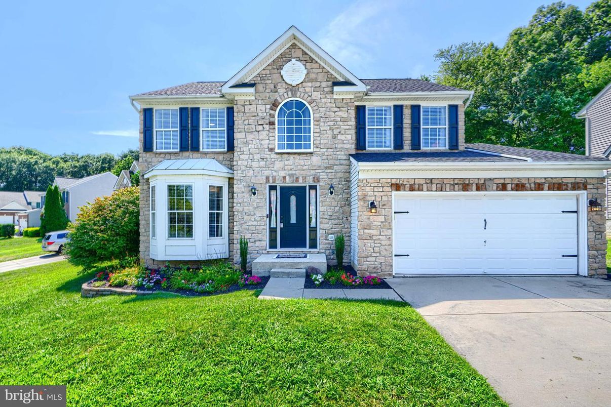 Attached, Exterior, Facade, Brick Traditional