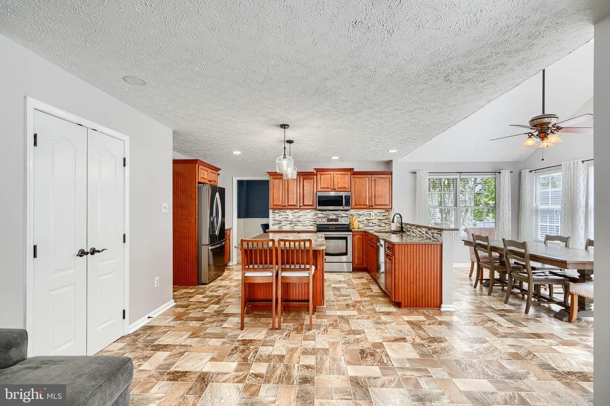 Dining room, Interior, Kitchen, Pendant Lights, Recessed Lighting, Stainless Steel Appliances