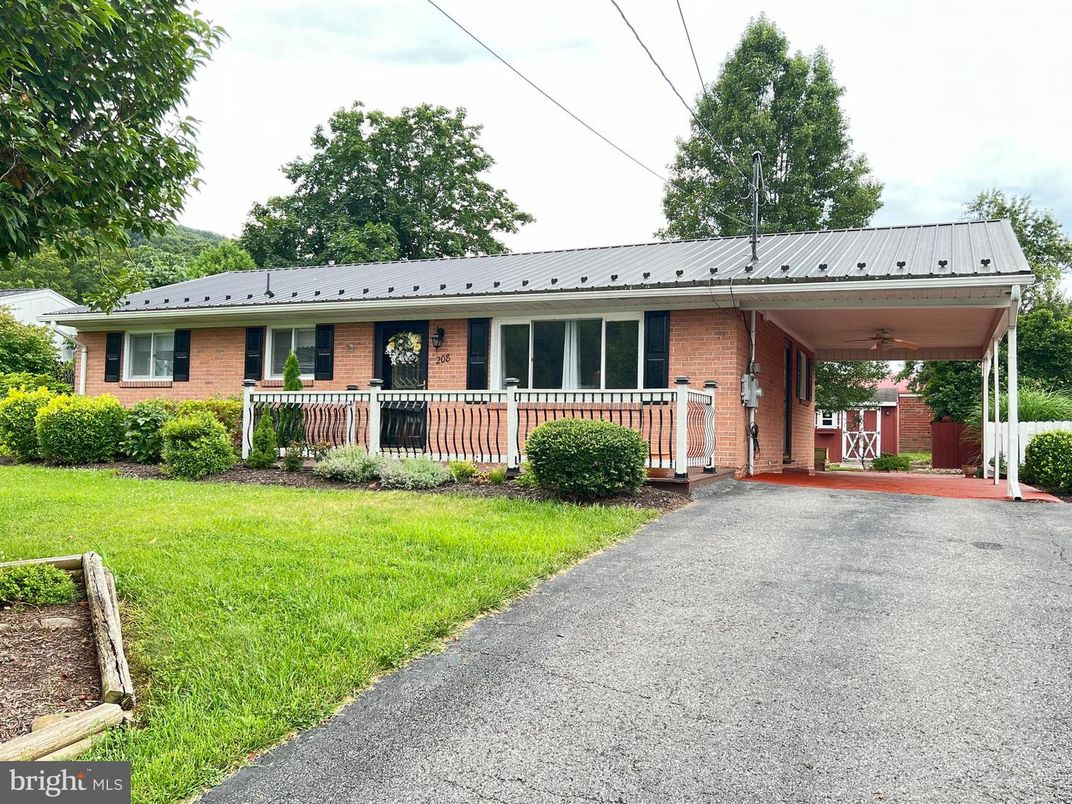 Exterior, Facade, Brick Facade, Ranch