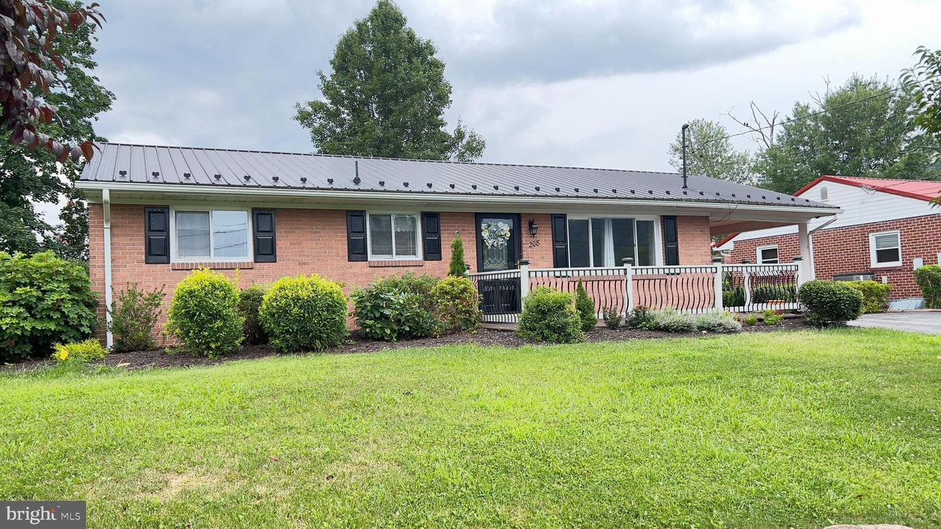 Exterior, Facade, Brick Facade, Ranch