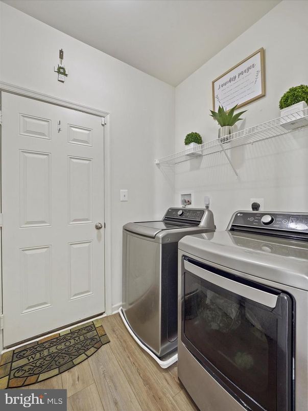 Interior, Washer, Wood Texture Flooring