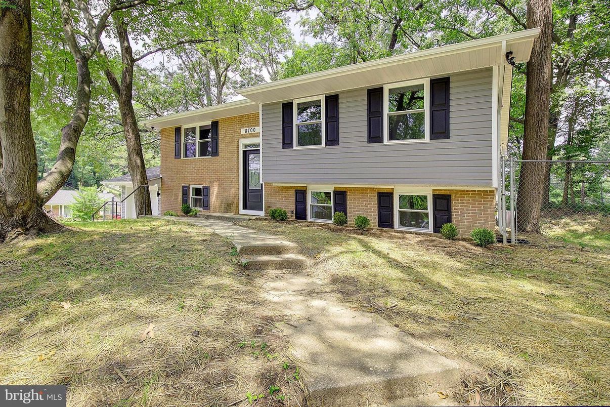 Exterior, Facade, Brick Facade, Raised Ranch