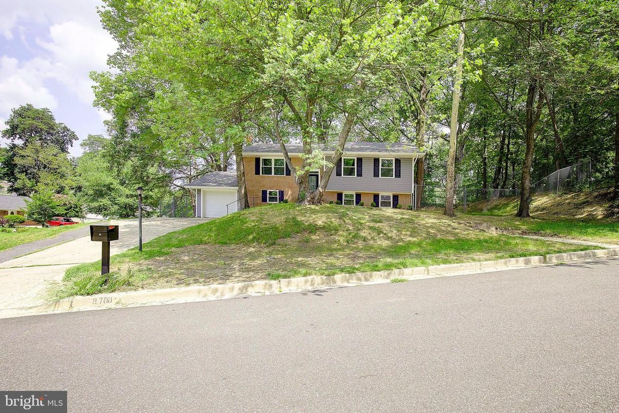 Attached, Exterior, Facade, Brick Facade, Raised Ranch