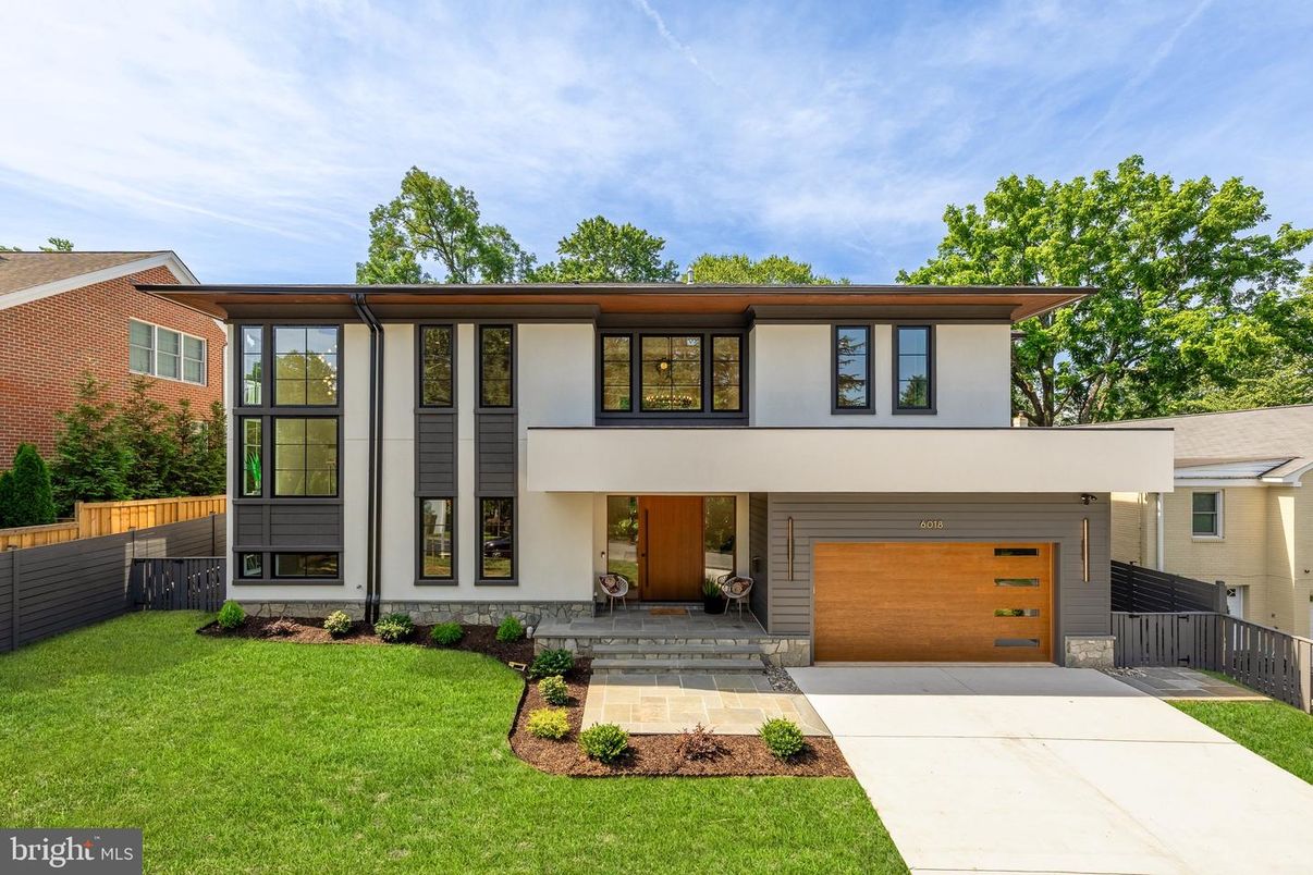 Attached, Exterior, Facade, Modern
