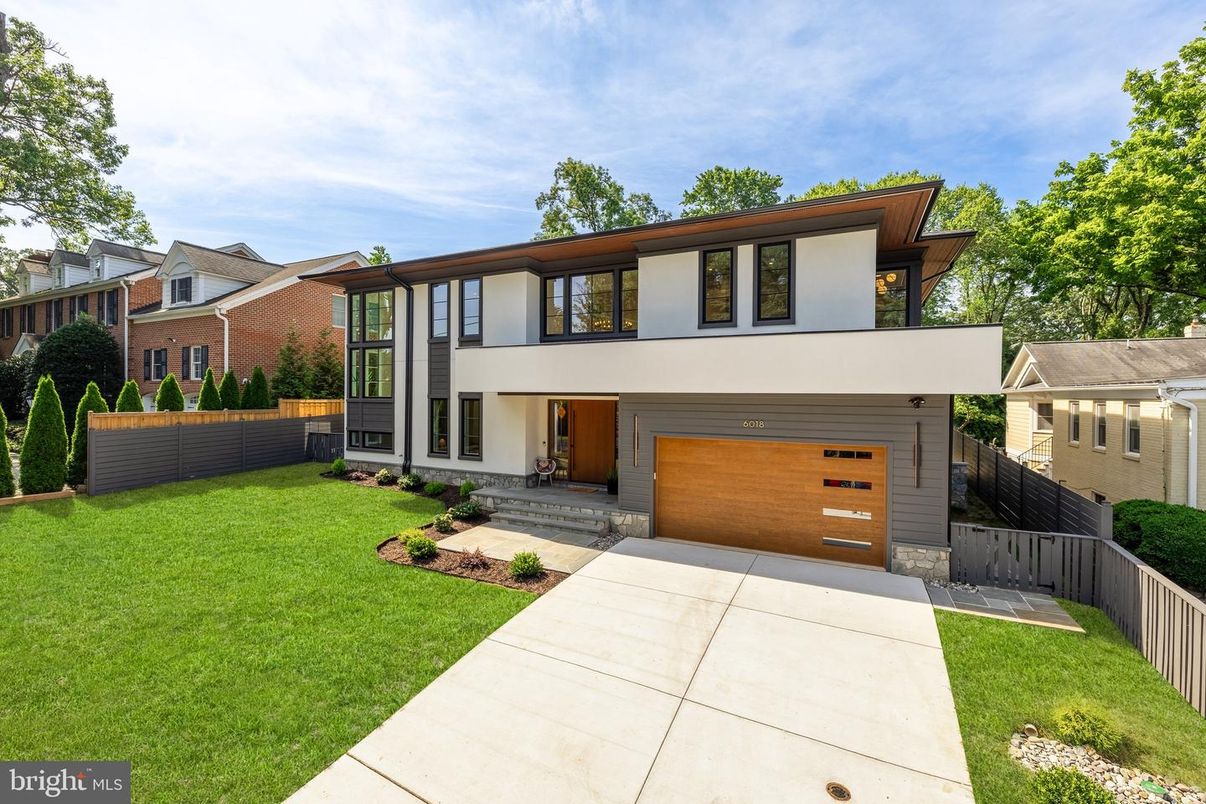 Attached, Backyard, Exterior, Facade, Modern