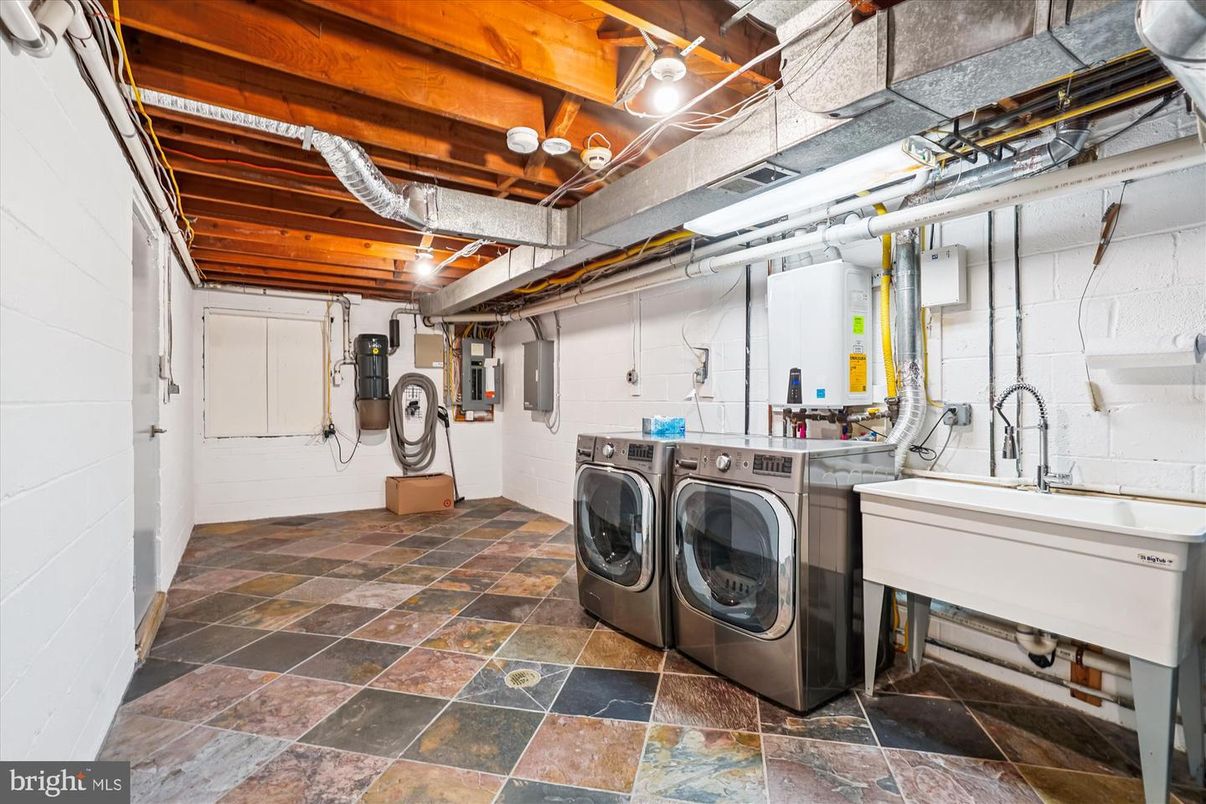 Interior, Washer, Wooden Beams