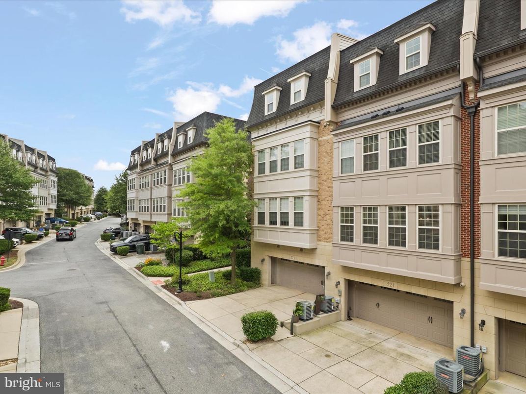Attached, Exterior, Facade, Rowhouse