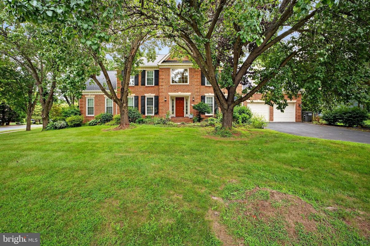 Attached, Backyard, Exterior, Facade, Brick Facade, Georgian