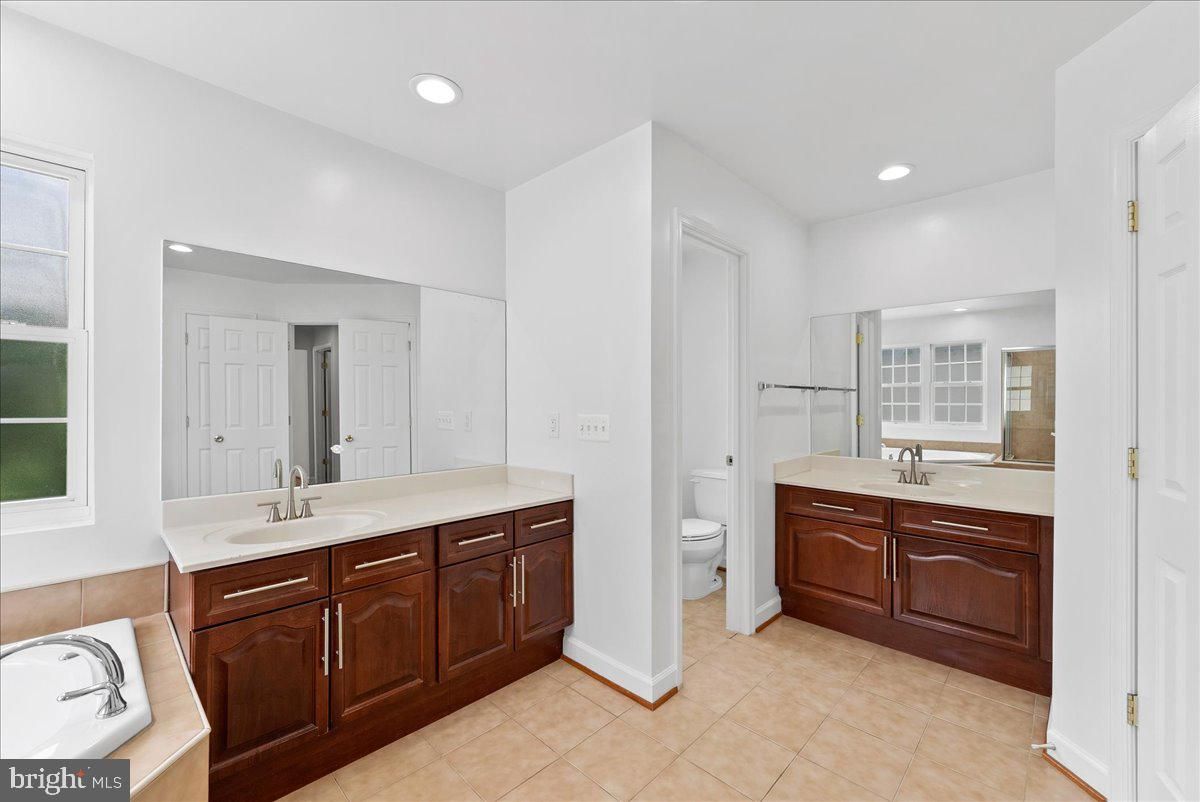 Bathroom, Dual Sink Vanities, Interior, Recessed Lighting