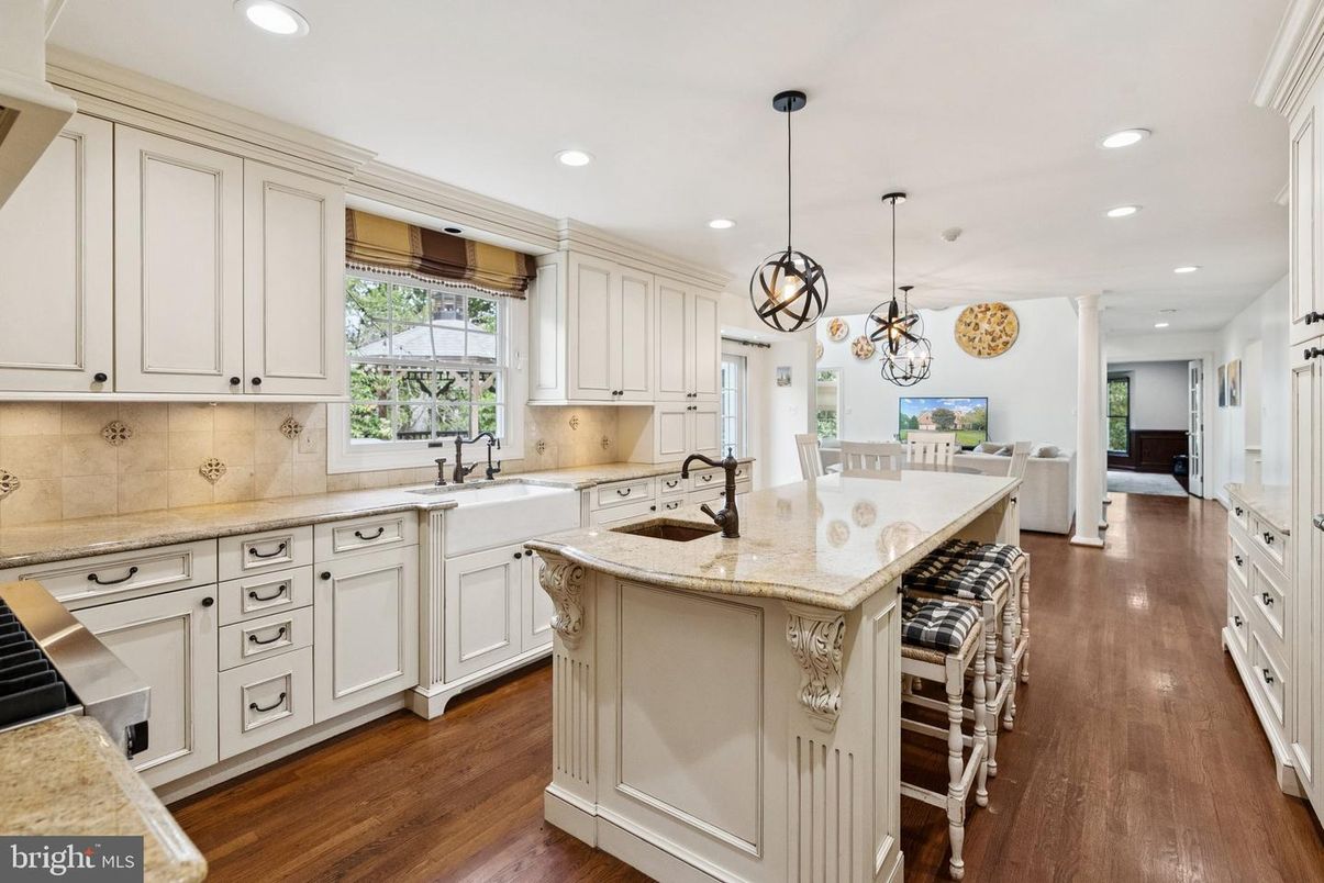 Chandelier, Dining room, Interior, Kitchen, Pendant Lights, Recessed Lighting, Wood Texture Flooring