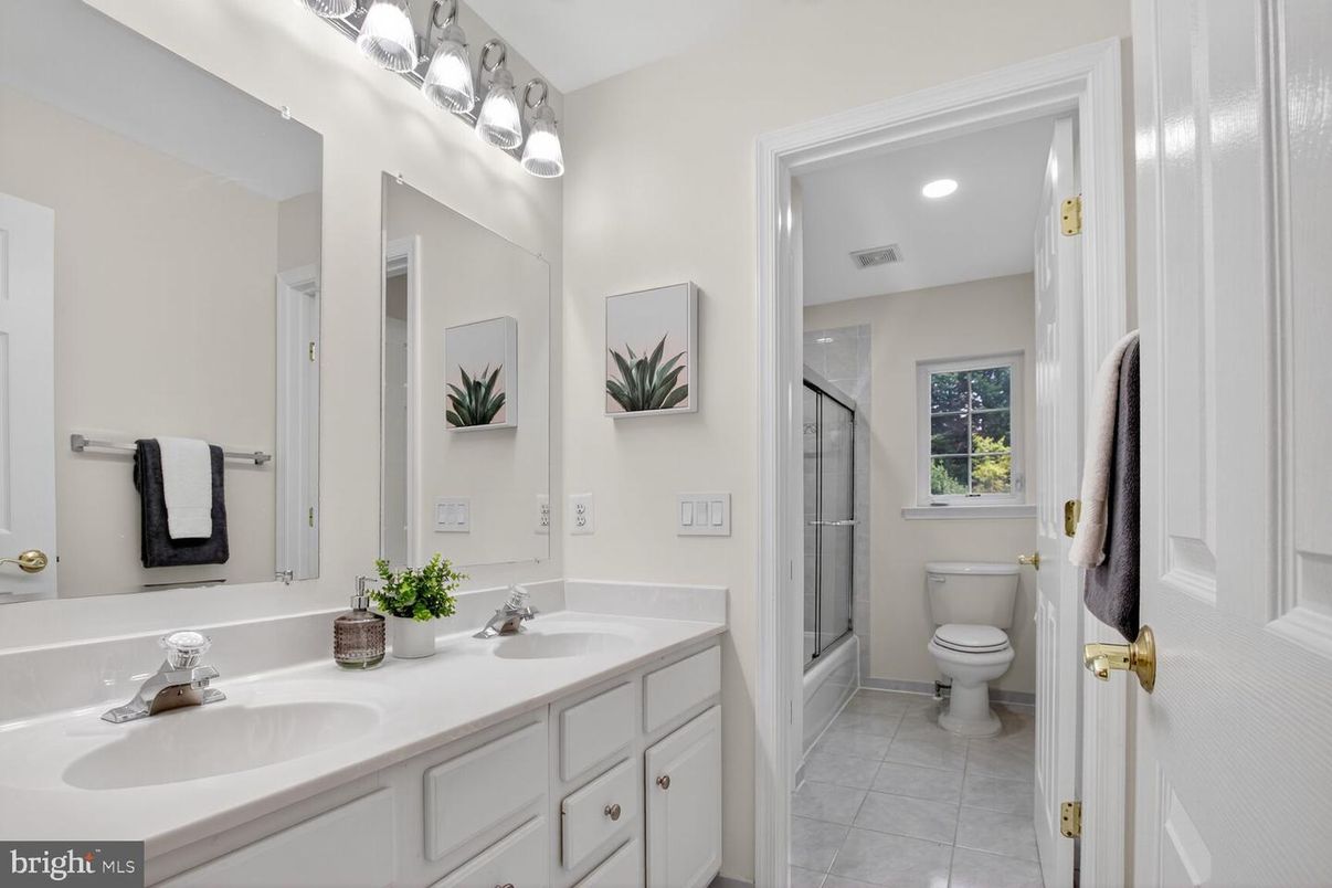 Bathroom, Dual Sink Vanities, Interior, Recessed Lighting