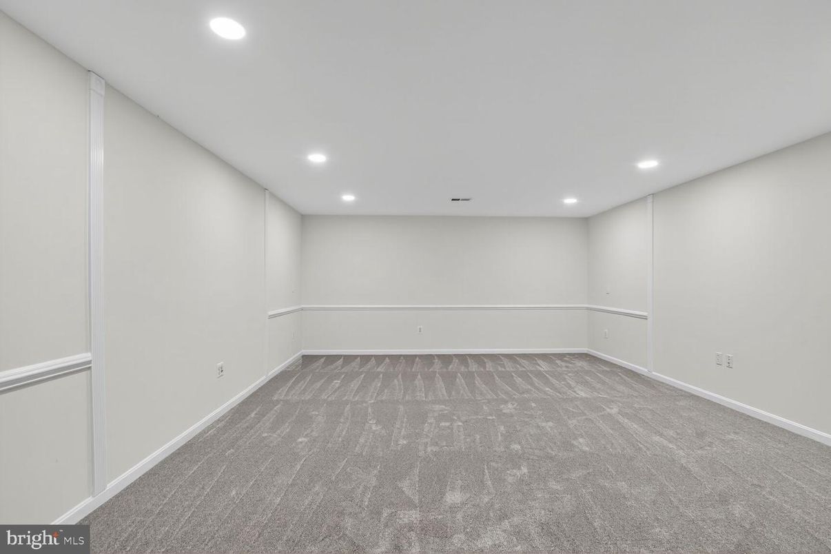 Empty room, Interior, Recessed Lighting