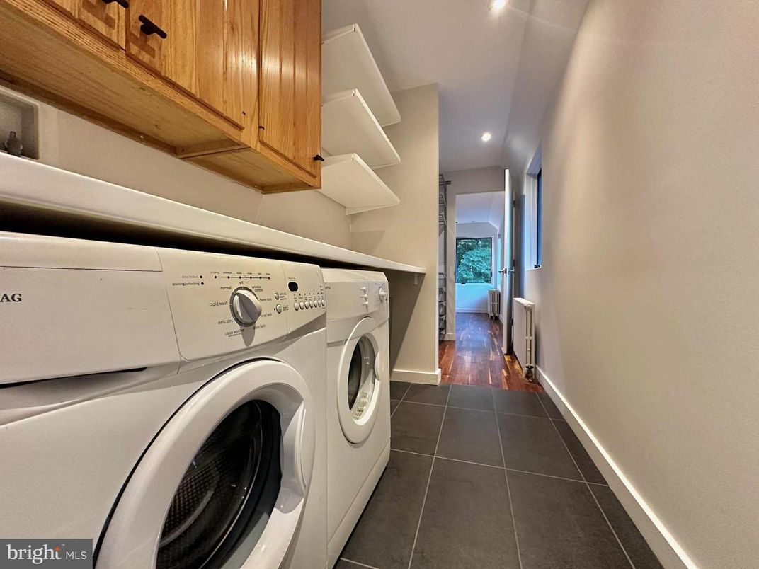 Interior, Recessed Lighting, Washer, Wood Texture Flooring